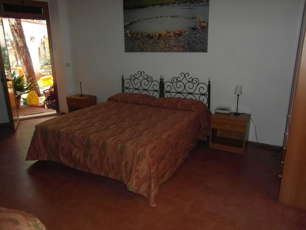 Hotel Villa Nettuno Марина ди Кампо Стая снимка