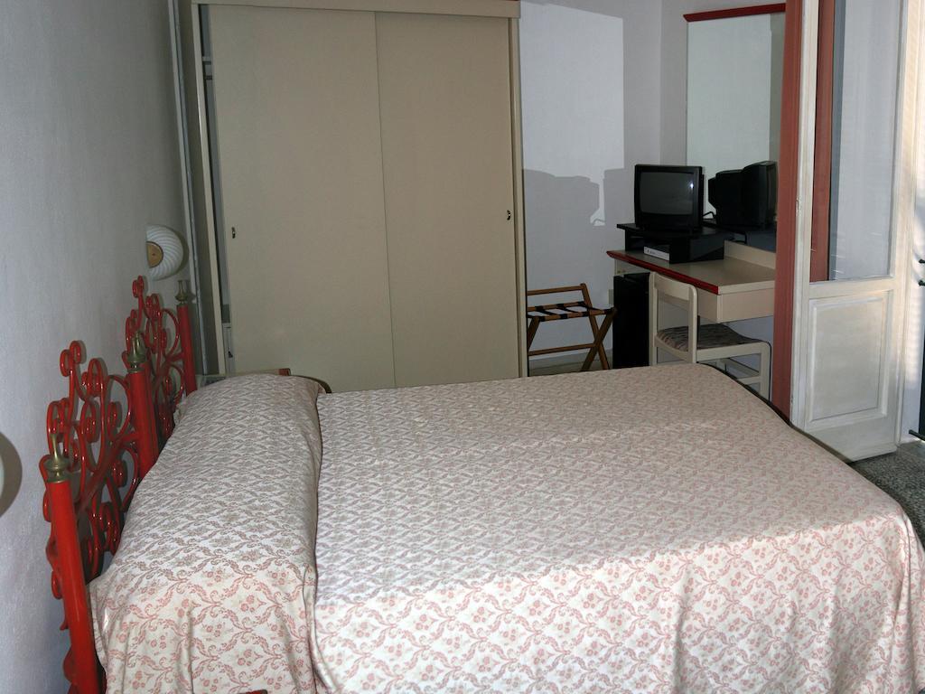 Hotel Villa Nettuno Марина ди Кампо Стая снимка